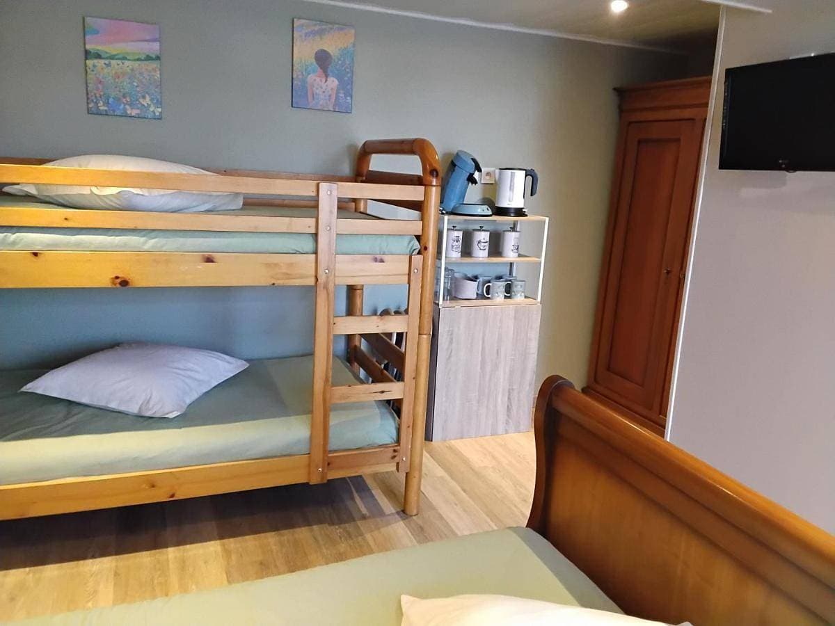 Foto 3 von 5: Quadruple Room with Private Bathroom