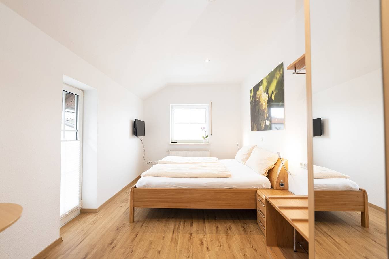 Foto 11 von 13: Weingut und Gästehof Borst - Helles Doppelzimmer mit Balkon und WLAN