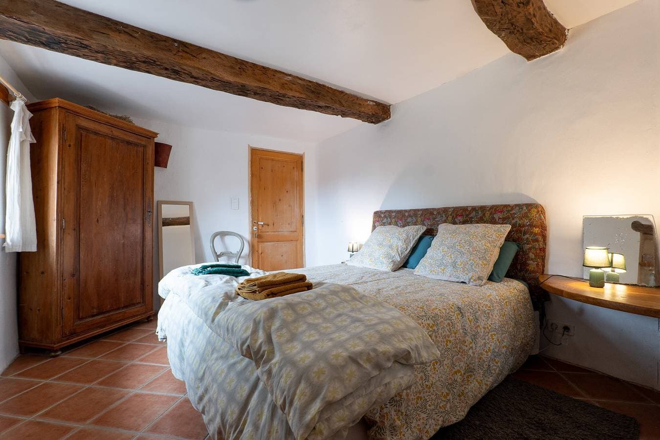 Foto 5 von 20: Gästezimmer „Chambre Au Calme“ mit Bergblick, gemeinsamer Terrasse und WLAN