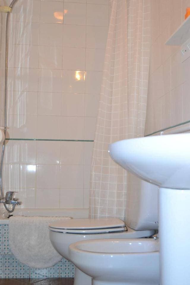Foto 8 von 9: Twin Room with Private Bathroom