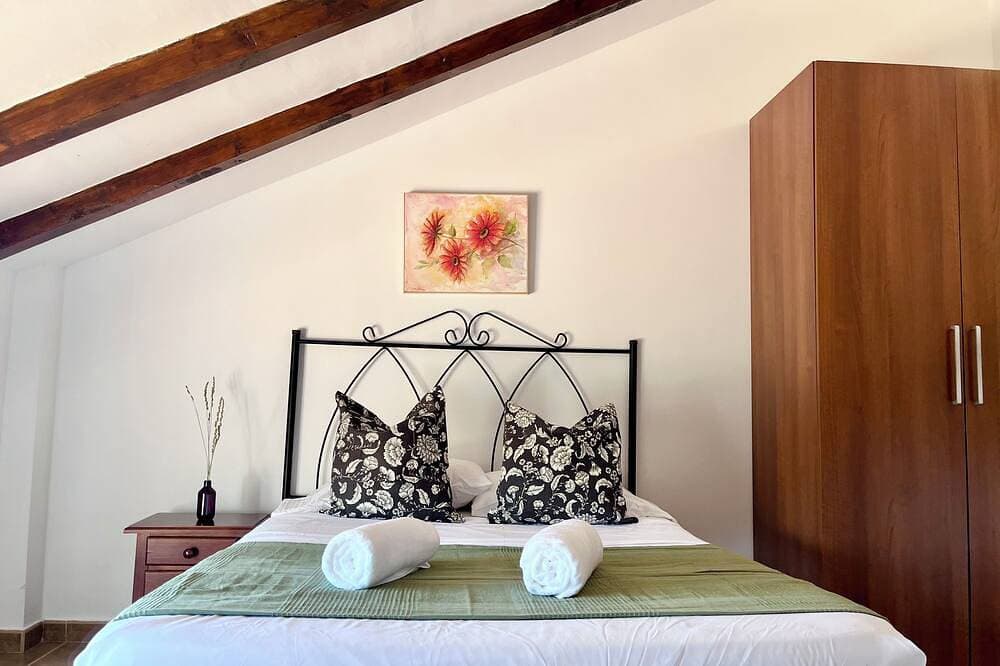 Foto 4 von 28: Country House with a Jacuzzi, Pool, and Spectacular Mountain Views