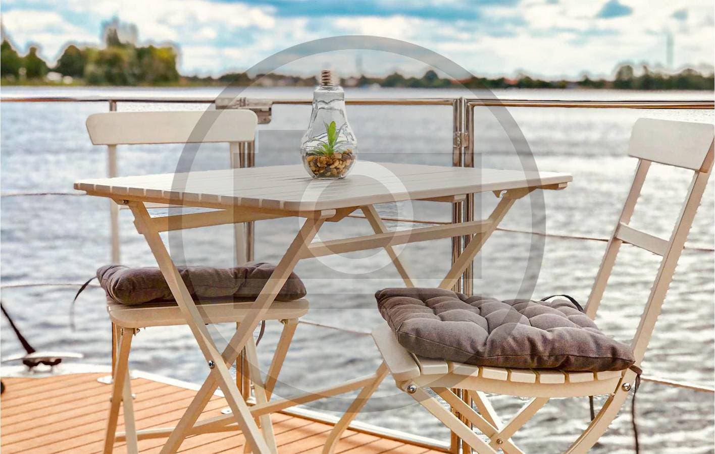 Foto 10 von 25: Waterfront Retreat: Neuruppin House Boat