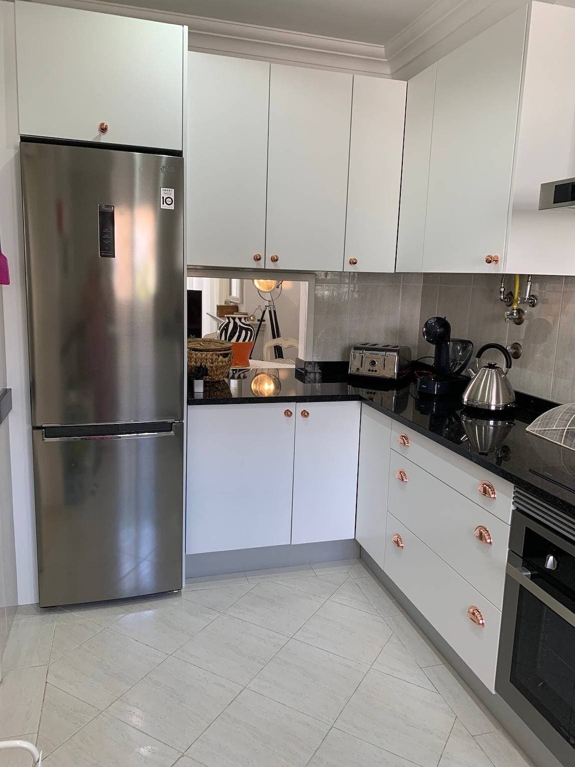 Foto 11 von 38: Ferienvilla "Villa Karon" mit Garten, Pool, gemeinsamem Tennisplatz, WLAN & Terrasse