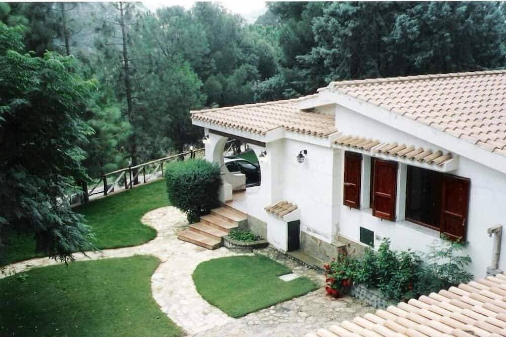 Unabhängige Villa mit exklusivem Grundstück Garten 1