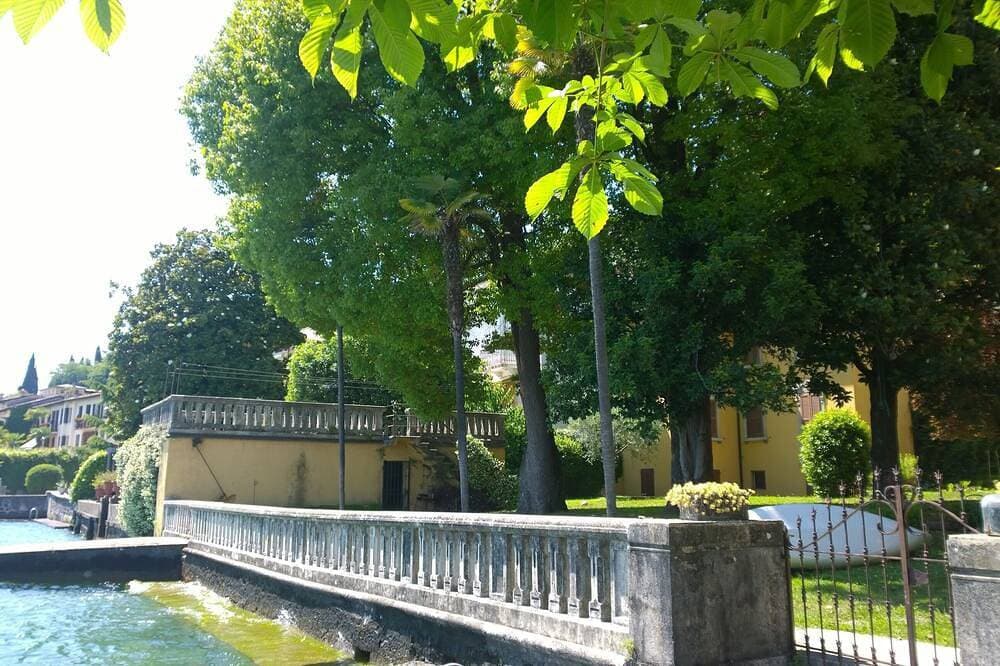 Foto 8 von 30: Garda lake Salò Luxury apartment old romantic family Villa, terrace garden