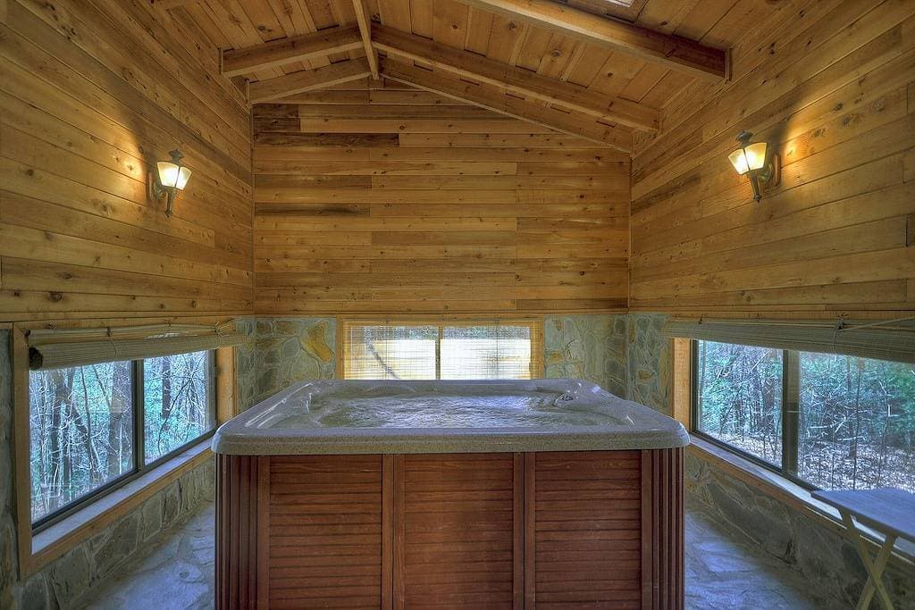 Foto 4 von 31: Romantische und abgelegene 1-Zimmer-Hütte mit Indoor-Whirlpool.