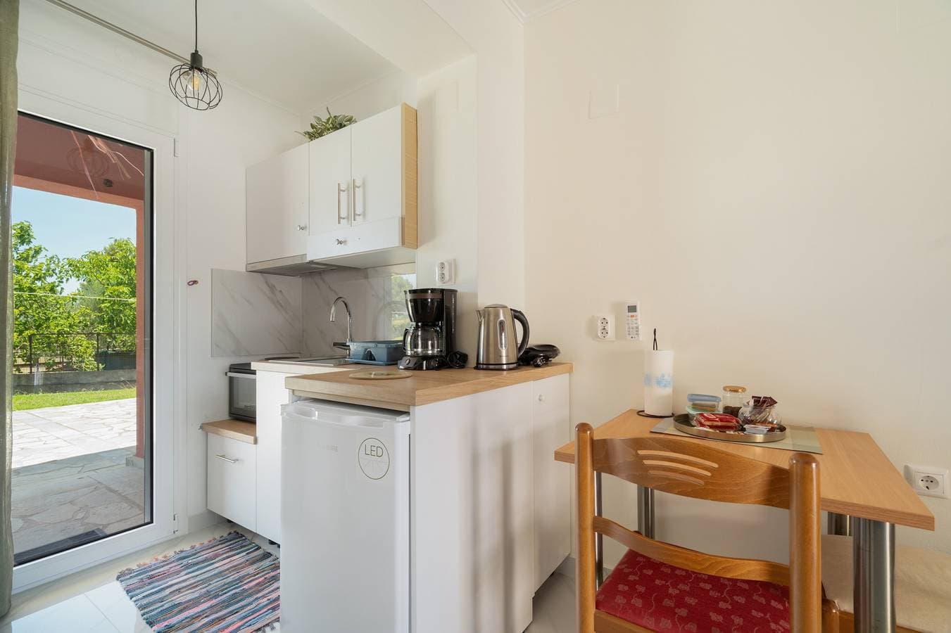 Foto 9 von 23: Studio-Apartment 'Flo's 8' mit Gemeinschaftsgarten, WLAN und Klimaanlage
