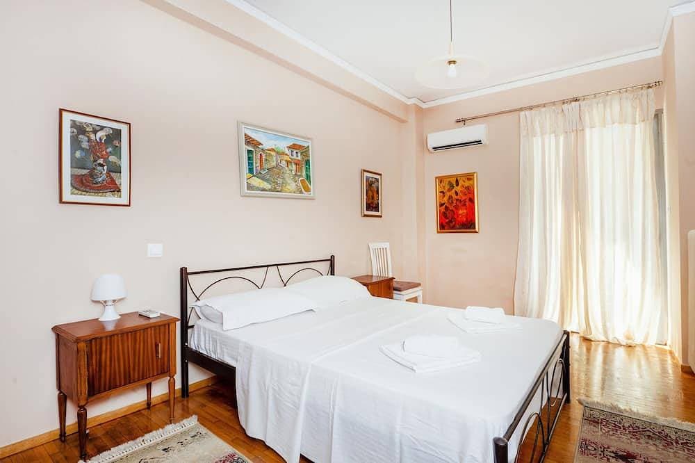 Foto 2 von 20: Charming & Authentic Gem - Walk to Port & Shops! Spacious with two balconies.