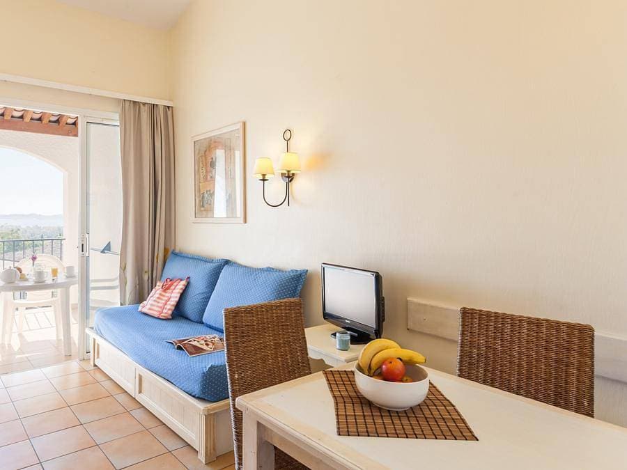 Foto 3 von 45: Pierre & Vacances Résidence Les Restanques du Golfe de Saint-Tropez - Wohnung 4 personen - - 1 Schlafalkoven - Terrasse oder Balkon