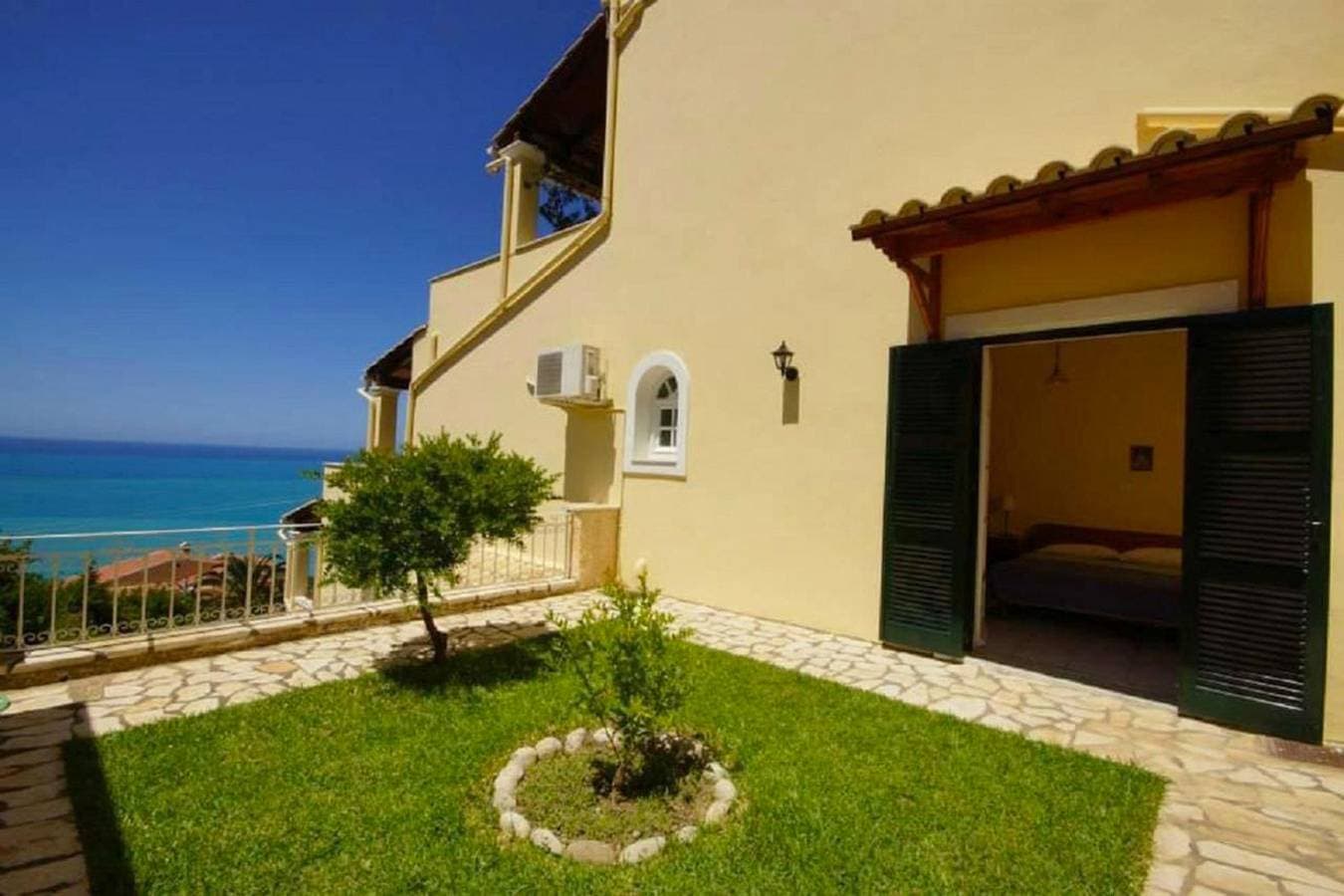 Foto 10 von 48: Natalia Apartment A mit Panoramablick auf die Bucht von Agios Gordios
