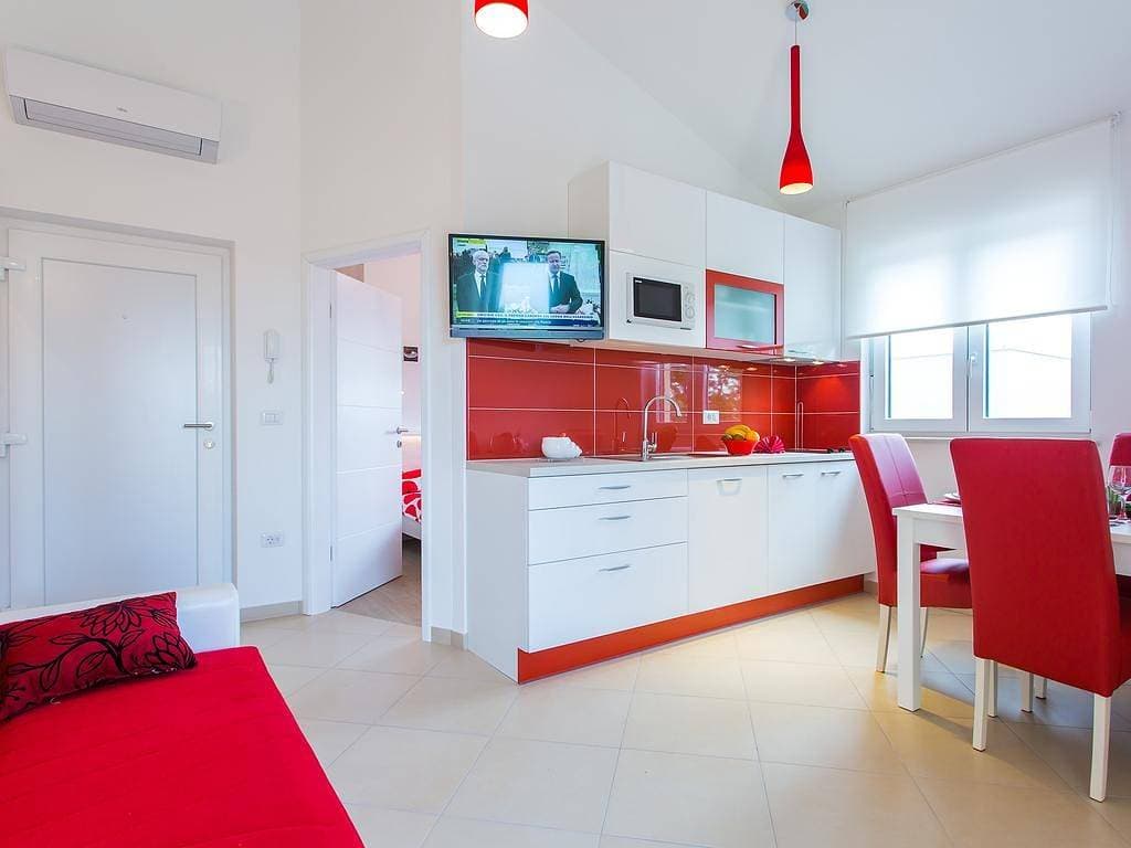 Foto 4 von 13: Neue und moderne voll ausgestattete Wohnung in einer Villa mit Pool in der Nähe von Porec, alle Zimmer klimatisiert