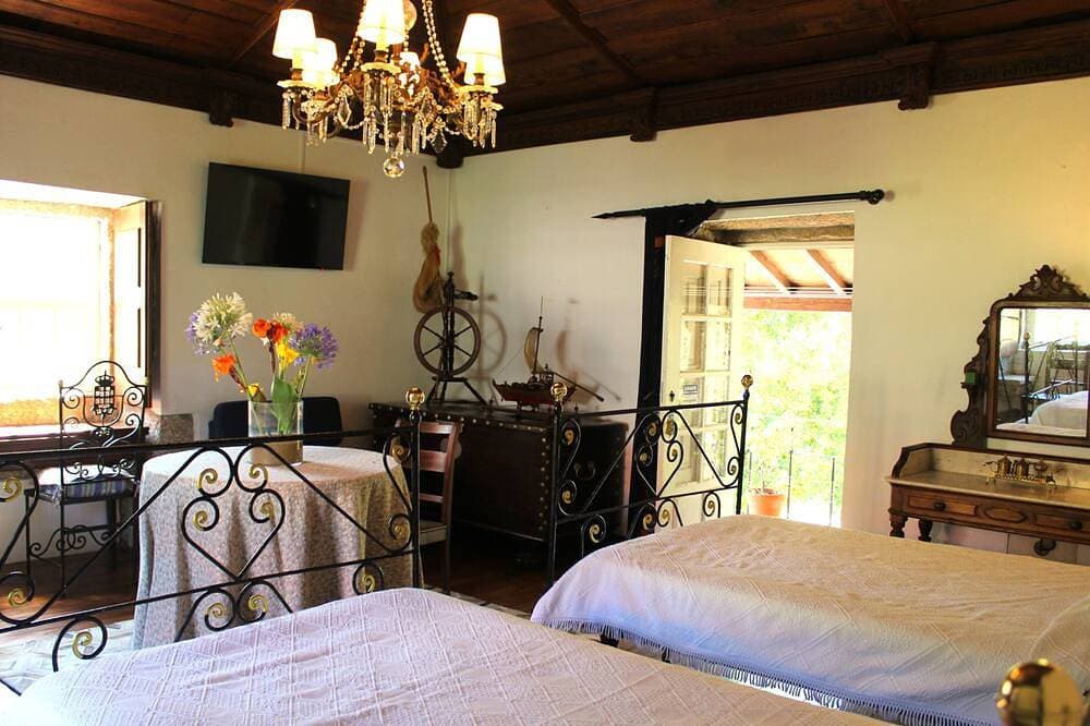 Foto 7 von 30: Quinta Paredes, Land of Paradise, immersed in nature, with its medieval tower.