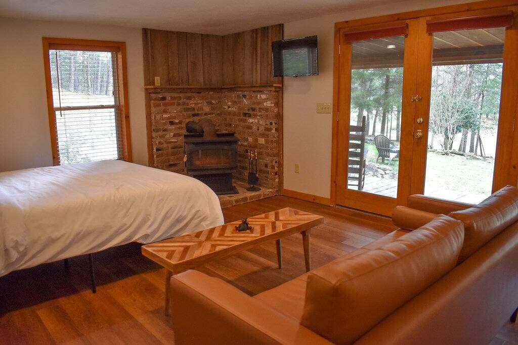 Secluded Lost Lake Lodge In Cosby - Your Ultimate Hideaway 1