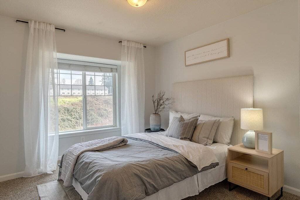 Foto 5 von 28: Stylish Entire Townhome w/ greenspace throughout!! Serene!