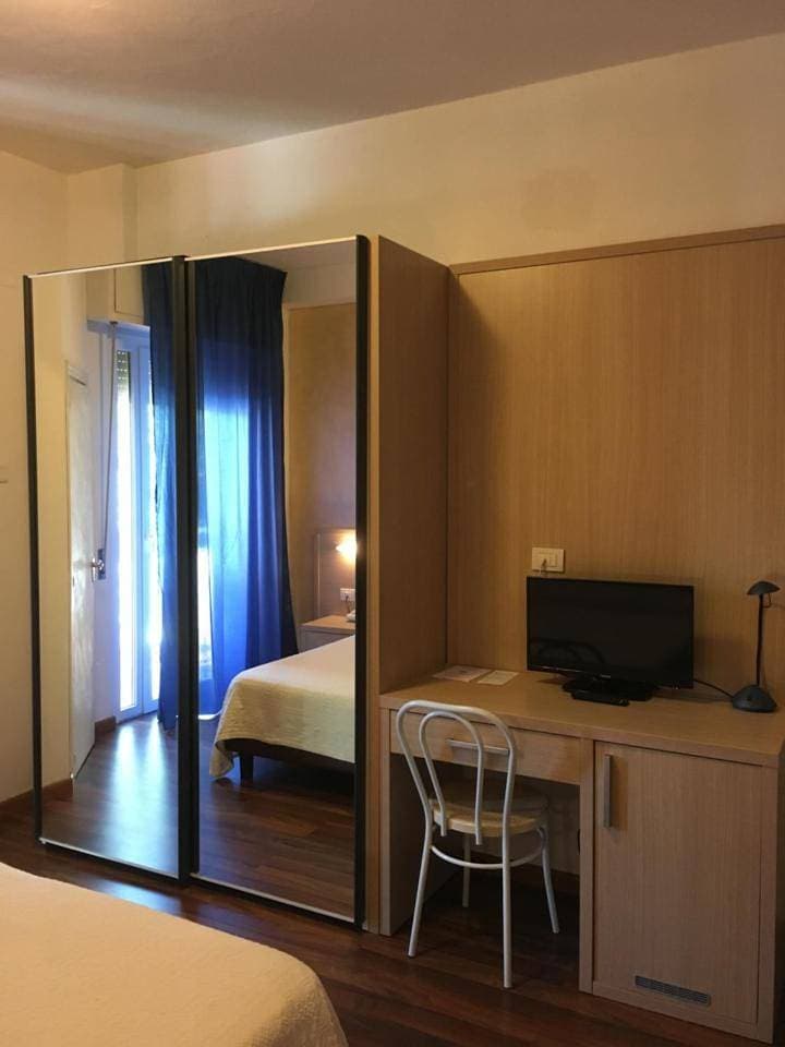 Foto 11 von 12: Economy Double or Twin Room