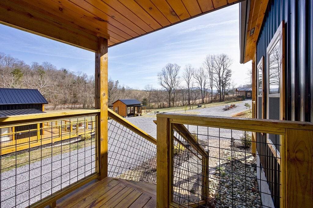 Foto 2 von 48: ☆Newly Build Cabin☆ Hot Tub ◇ Fire Pit ◇ Fireplace ◇ Dog-friendly