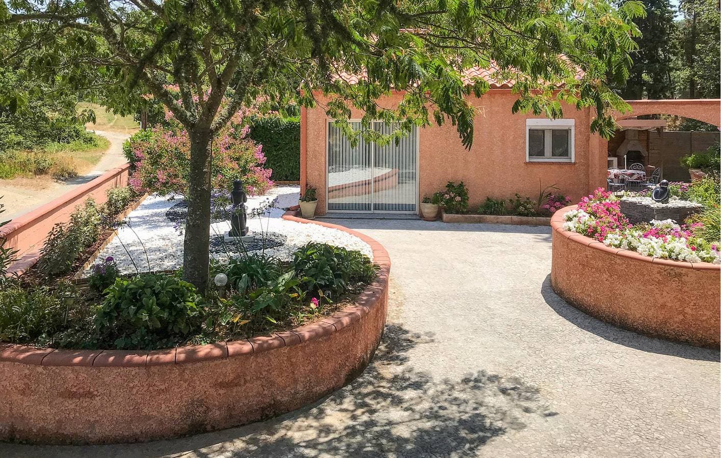 Beachside Apt: Washer, Parking, TV & Internet. 1