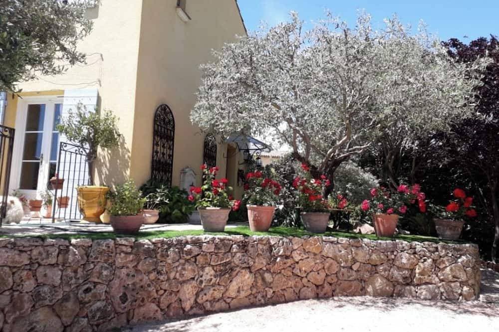 Foto 7 von 28: Villa mit beheiztem Pool und Garten