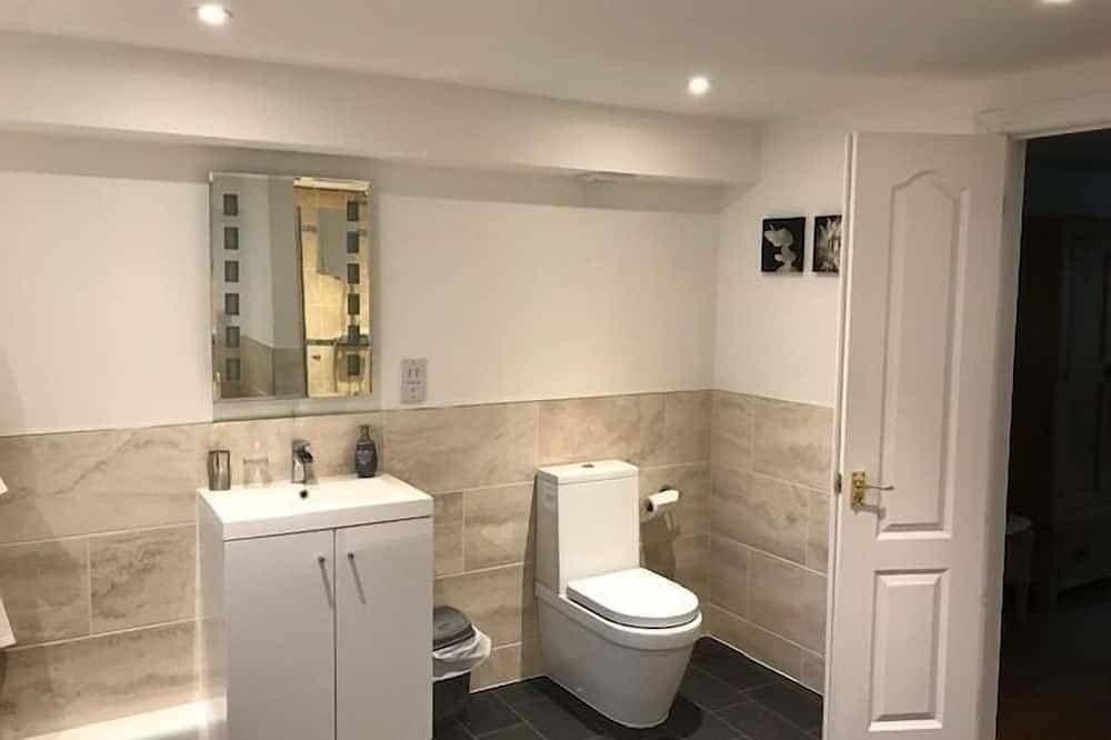 Foto 10 von 30: Suite-Ensuite-Blick auf den Hof-Seperate Bath and Shower