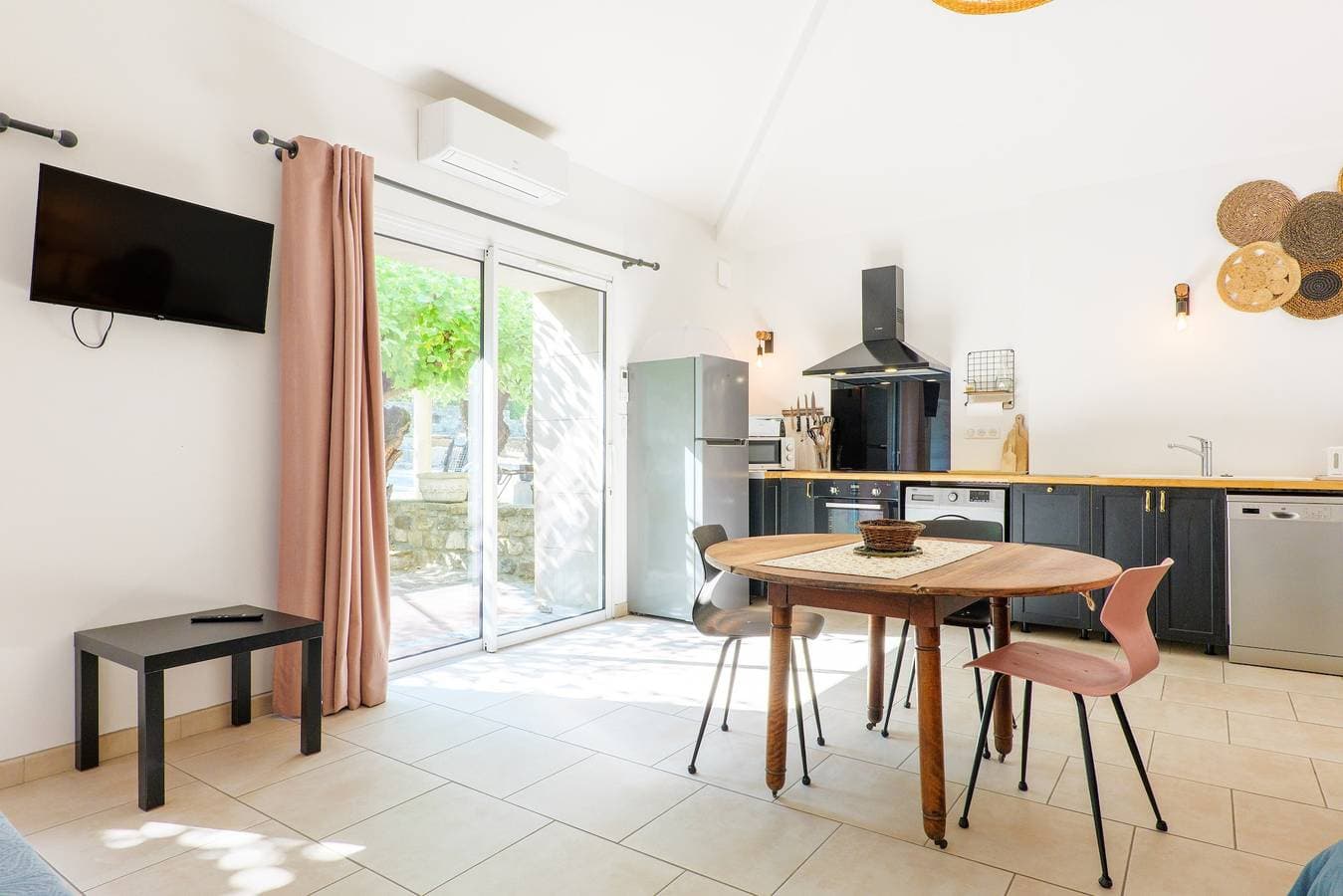 Foto 5 von 25: Ferienwohnung 'Gîte Le Mûrier Piscine Partagée' mit Bergblick, WLAN und Klimaanlage