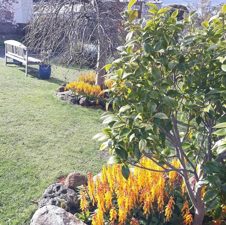 Foto 12 von 30: Sandy Bay - Ruhige Umgebung mit Parkplatz und Aussicht.