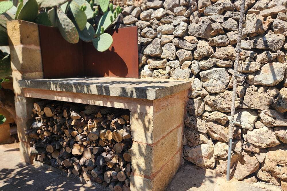 Foto 9 von 30: Paradiso Pajare, a traditional Salento trullo designed with modern amenities.