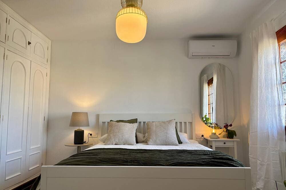 Foto 4 von 30: Charming Mediterranean Villa with Private Pool, A/C & BBQ Garden