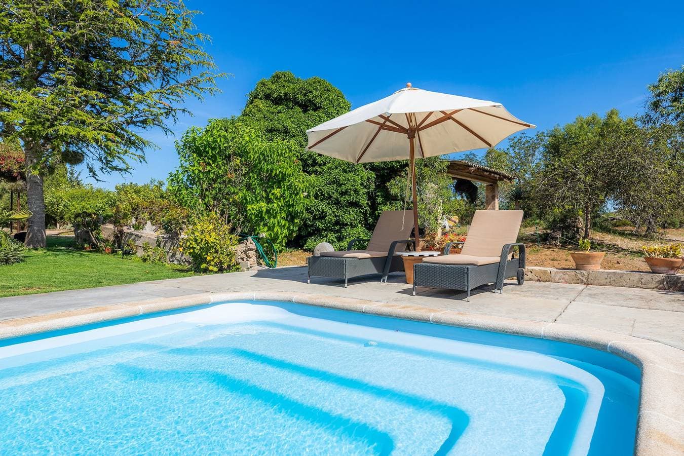 Foto 6 von 37: Schönes Landhaus mit Pool, Garten, Terrassen & WLAN