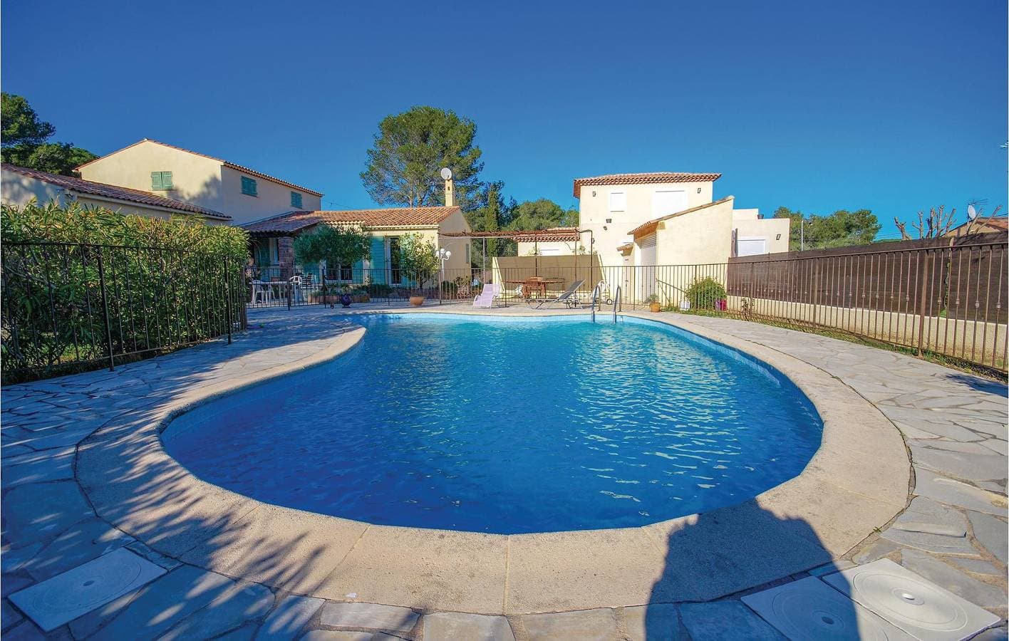 Foto 10 von 16: Poolside Pad: Parkplatz, TV, & Internet - Roquebrune 2.5km