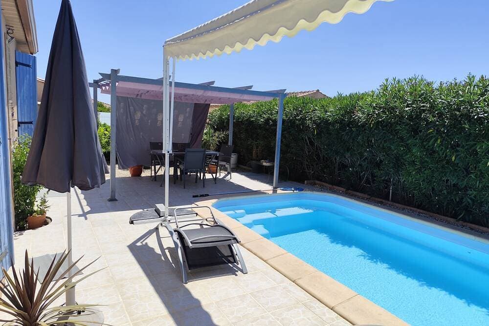 Foto 7 von 9: House in a residence with its own swimming pool.