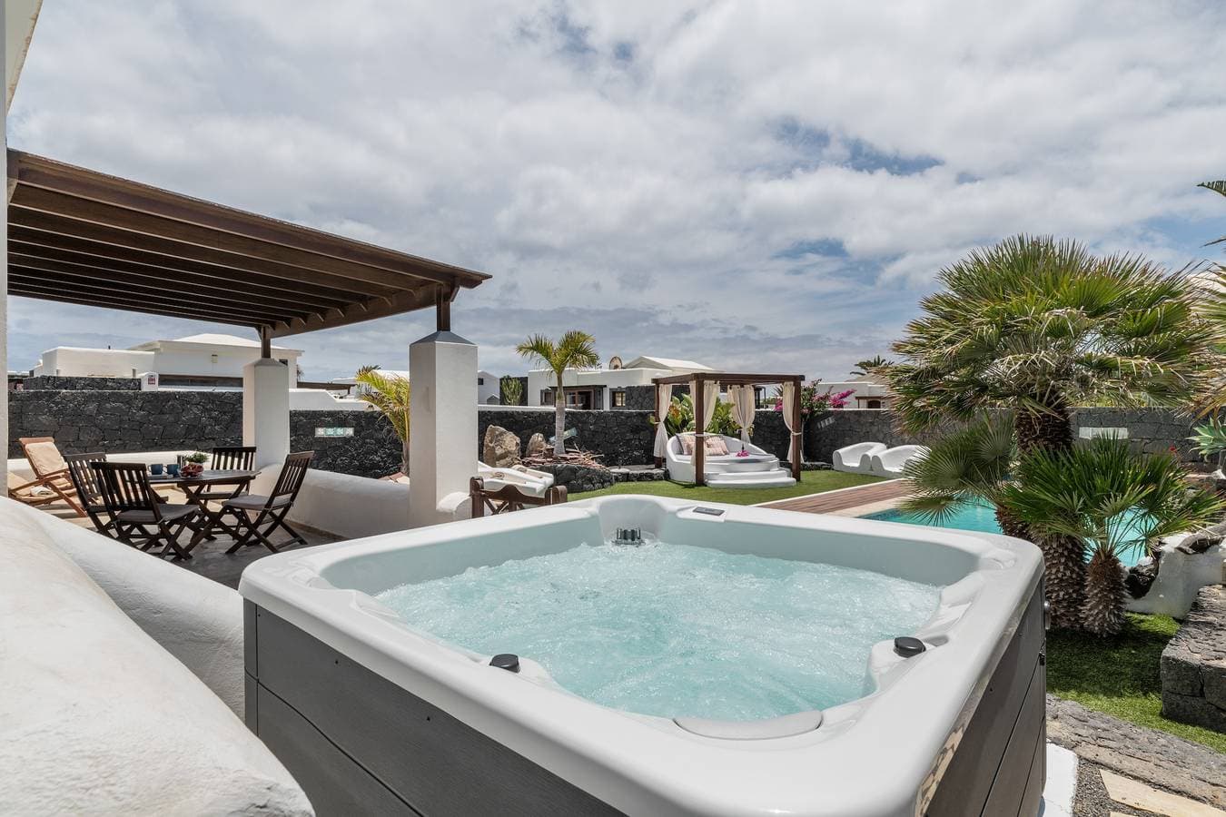 Foto 4 von 30: Ferienvilla 'Faro Park mit privatem Pool', Bergblick, private Terrasse und WLAN