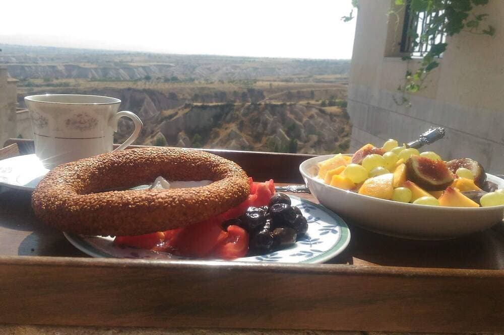 Foto 9 von 15: Cave accommodation in Cappadocia with stunning views over valleys and Mt. Argeus