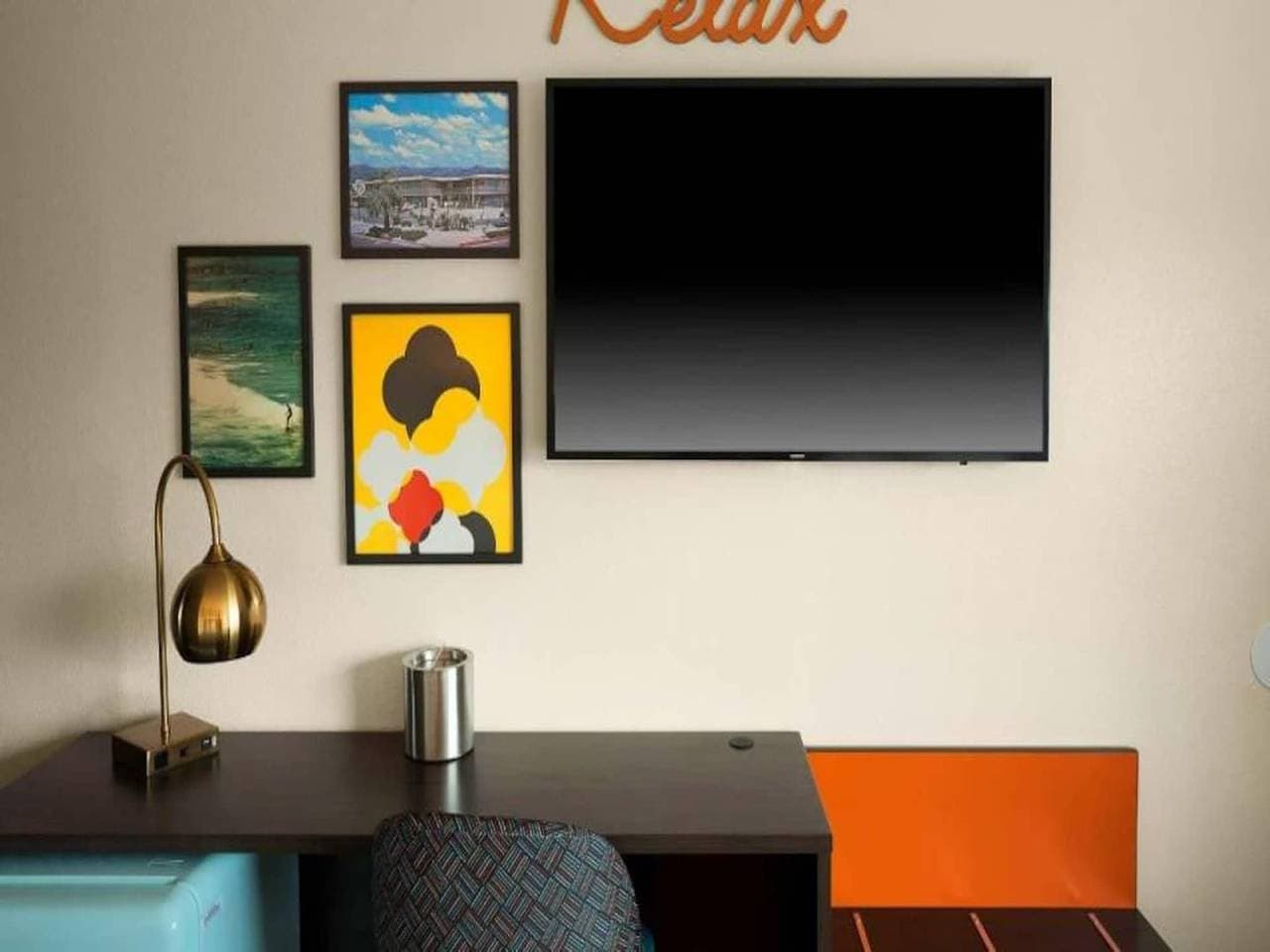 Foto 11 von 32: 1 Queensize-Bett | Neue Einrichtung im Retro-Stil der 60er Jahre