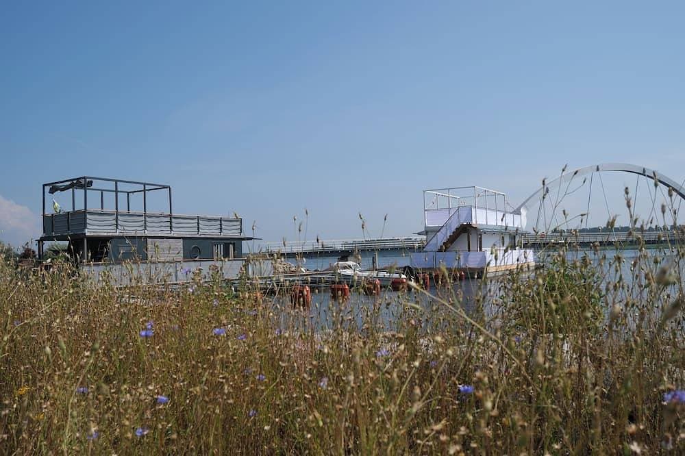Foto 7 von 13: Unique floating retreat Sleeps 4