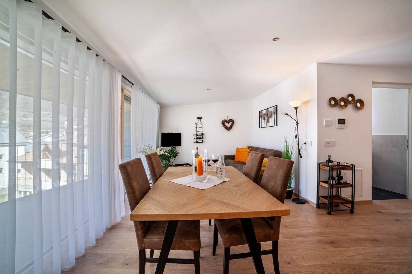 Foto 7 von 27: Ferienwohnung 'Adler Living Attika Wohnung' mit Bergblick, Terrasse & WLAN