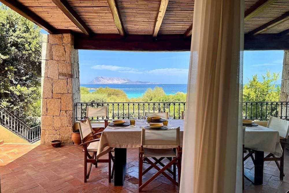 Villa Elena Obergeschoss – Meerblick, Terrasse und privater Garten 1