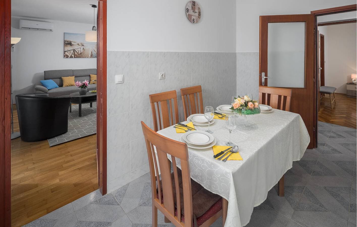 Foto 7 von 23: Charmante 75 m² große Wohnung mit Terrasse, WLAN und Parkplatz in der Nähe von Labinci