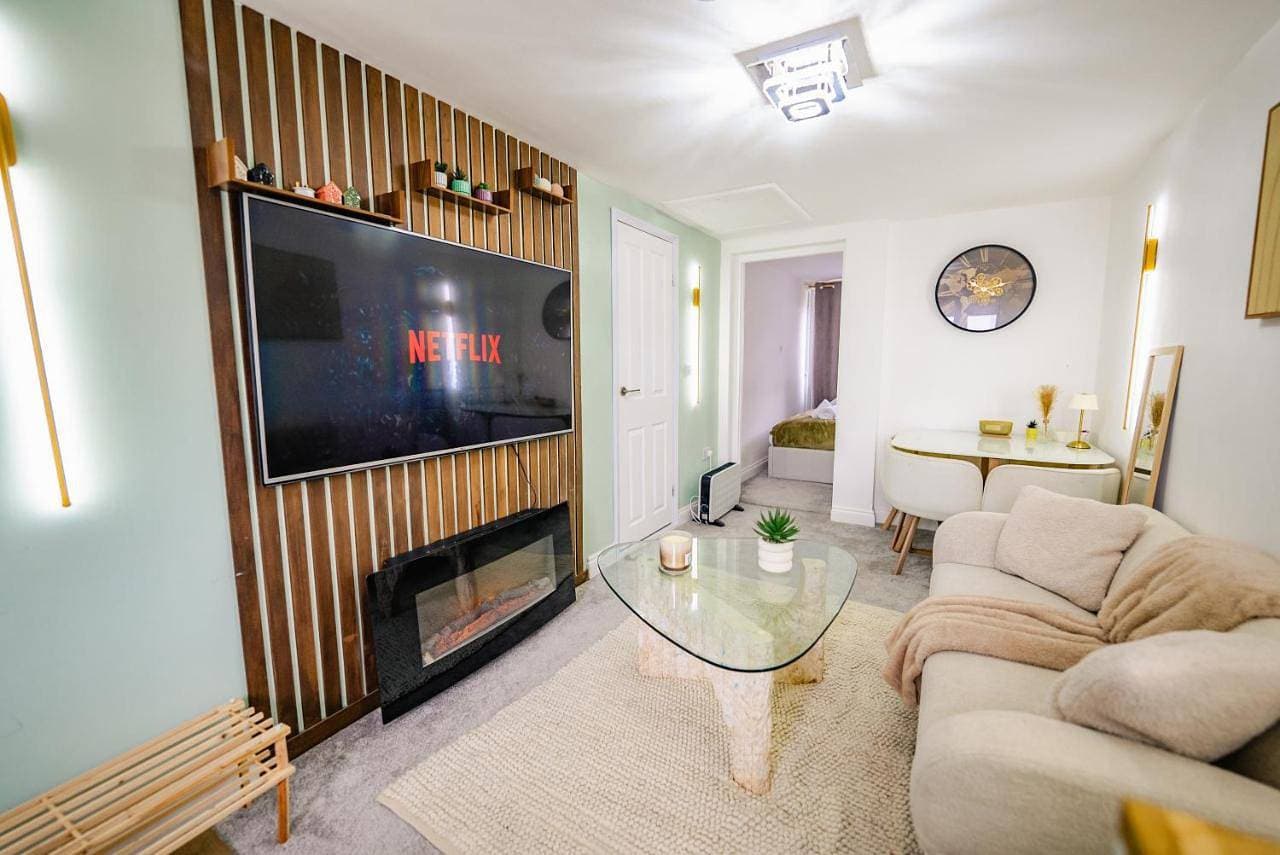 Stylish 1BR Apartment Near Heathrow With FREE PARKING! 1