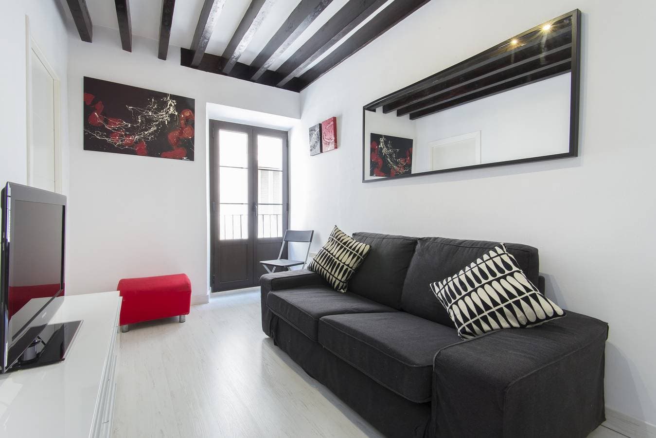 Foto 9 von 15: Black&White Apartment minimum stay 31 nights