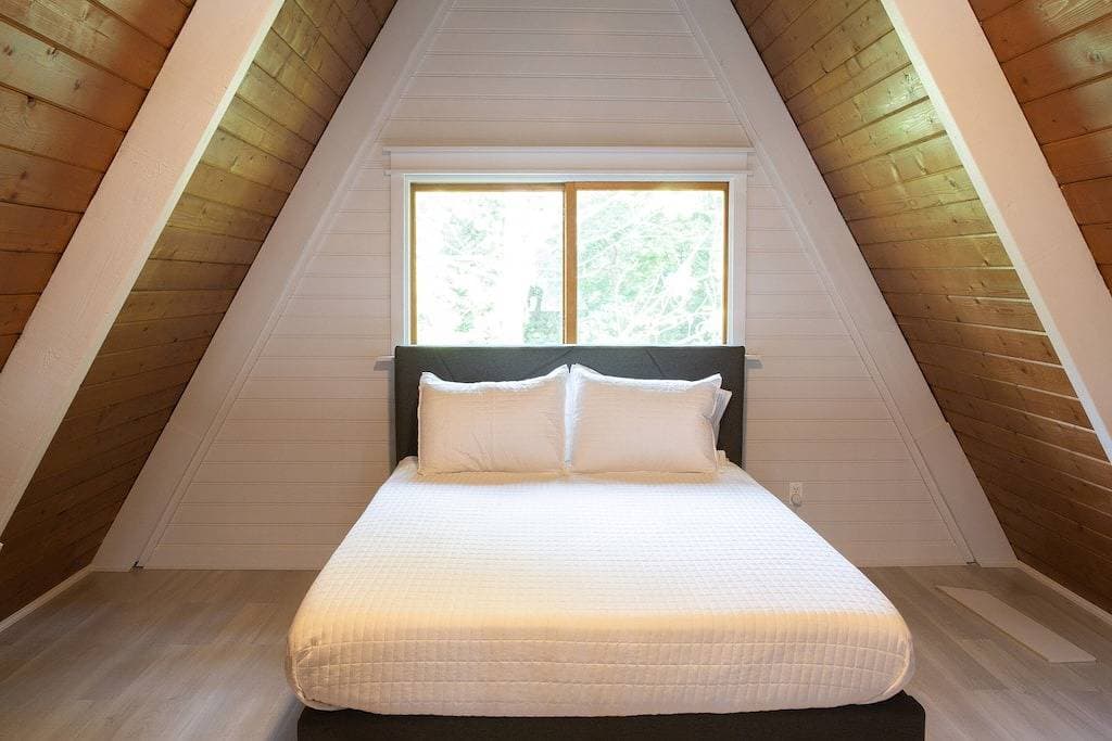 Foto 5 von 40: A-Frame Arbor One Block From The Beach-Four Beds and Four Bathrooms!