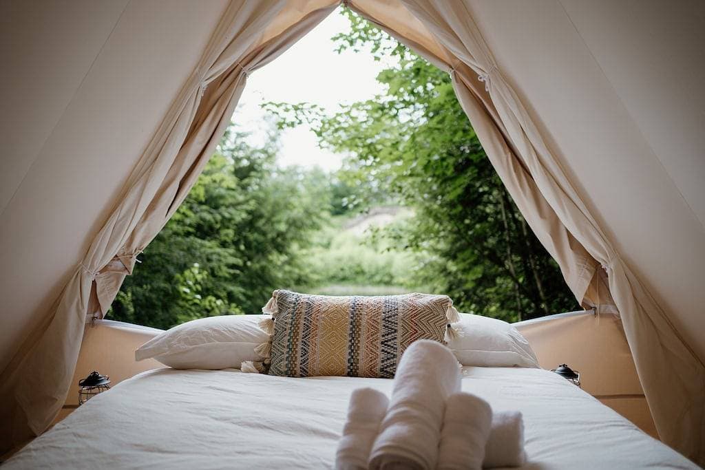 Foto 10 von 34: A-Frame Site 2 | Queen Bed | Pond View