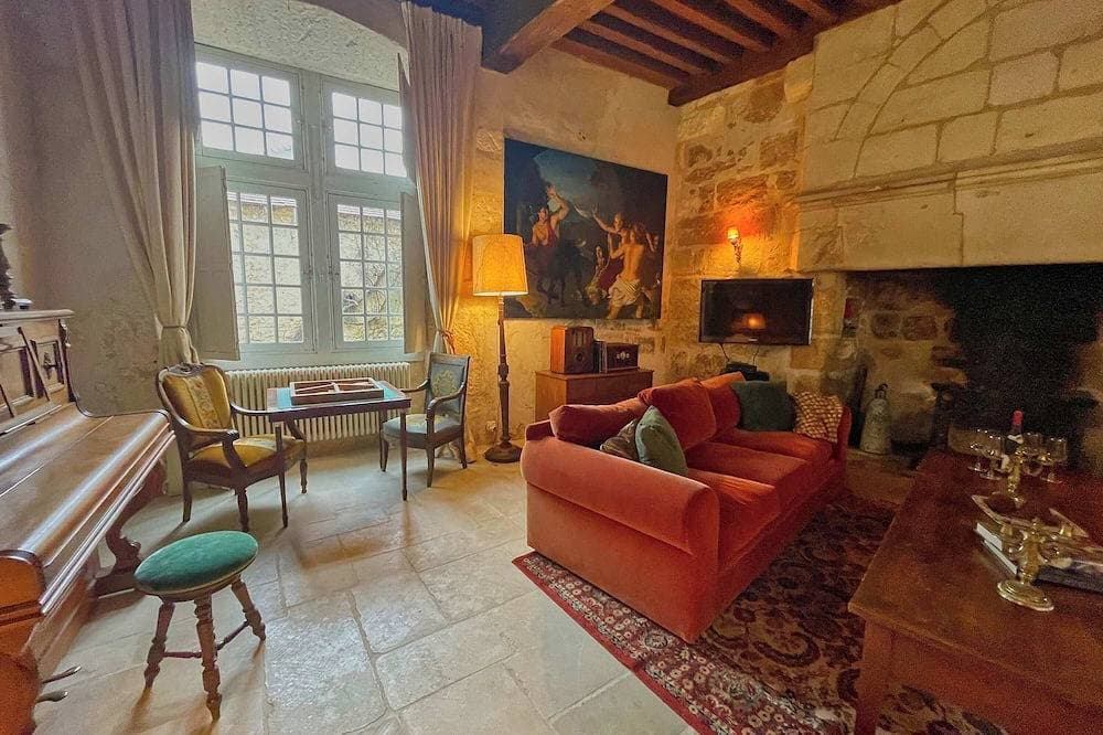 Foto 6 von 30: Elegant 14th-Century Château in Celles, Dordogne.