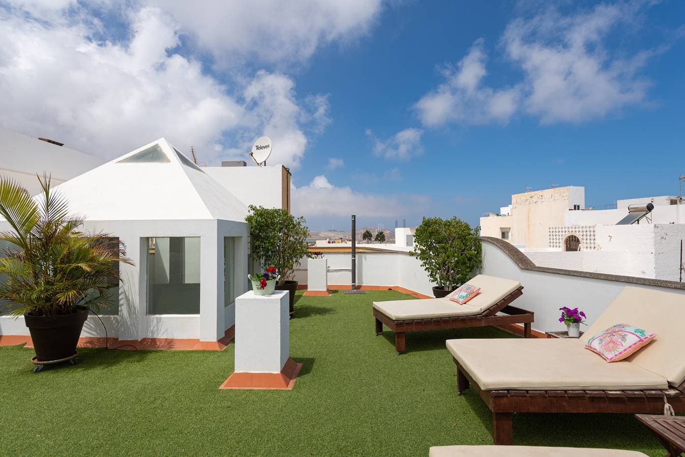 Foto 10 von 55: The Yellow House - Solarium - Climatized Pool