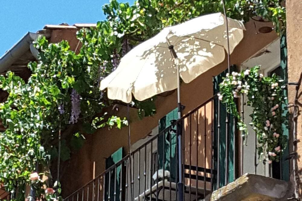 Foto 8 von 30: \"La Dame Au Balcon\" auf dem Dorfplatz