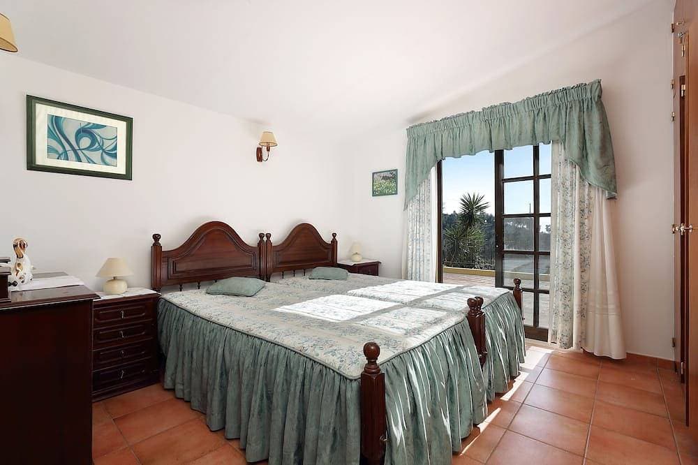 Foto 2 von 21: Bergseite Villa mit Blick auf die Küste, ideal zum Entspannen, komplett mit Pool.