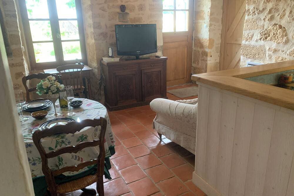 Le Petit Gite au Manoir de Carlucet. Friendly pub/restaurant a short walk. 1