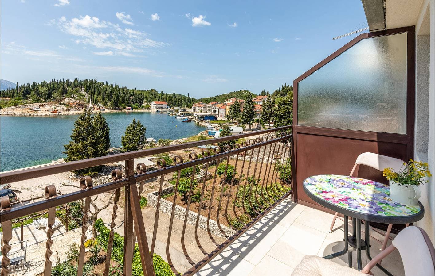 Foto 4 von 35: Gemütliche 300 m zum Strand: Klimatisierte Wohnung mit Terrasse und Parkplatz