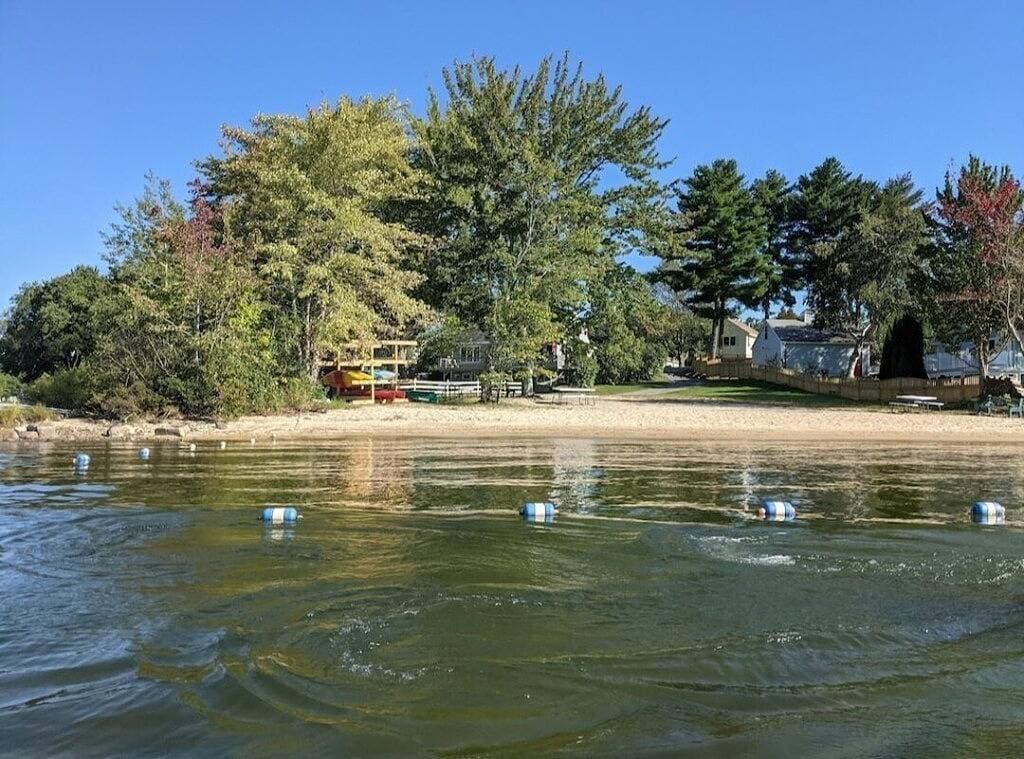 Foto 5 von 20: Beautiful home with 150ft sandy beach and private boat launch on Big Sebago!!!!!