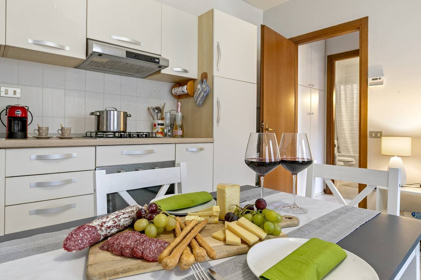 Foto 12 von 21: Petalo Bianco: 100m from Lake, Parking and Balcony