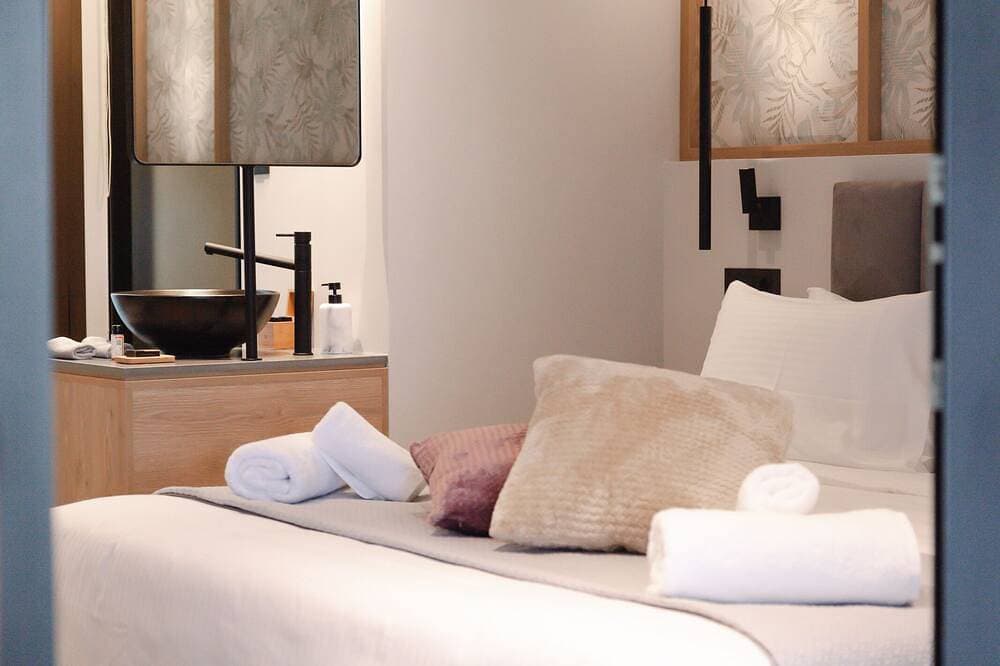 Foto 9 von 30: Orama Luxury Suite, 3 Bedrooms with Private Pool, Sleeps 6